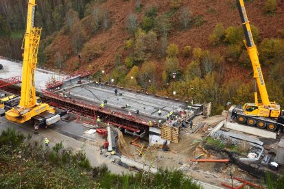 Obras de reconstrucción del viaducto O Castro (León), de la autovía A6 en sentido Madrid