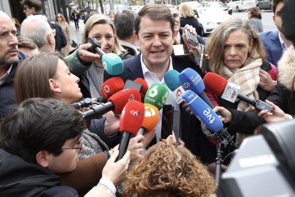 El presidente de la Junta, Alfonso Fernández Mañueco, a su llegada a Ferraz para asistir a la junta directiva nacional del PP.