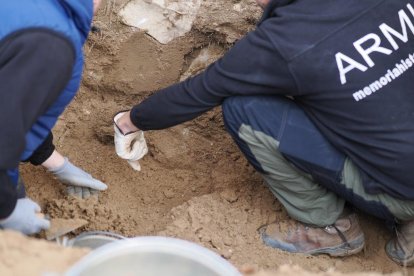 Excavación de una fosa para encontrar los restos Pedro de la Calle, el pastor socialista fusilado por unos falangistas.