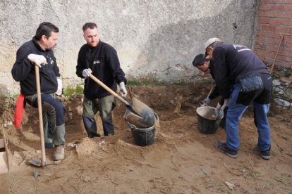 Excavación de una fosa para encontrar los restos Pedro de la Calle, el pastor socialista fusilado por unos falangistas