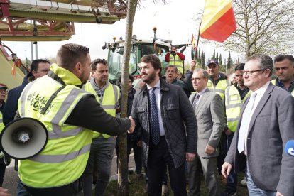 Juan García-Gallardo, Gerardo Dueñas y Mariano Veganzones, conversan con agricultores concentrados en Valladolid antes del foro ‘Desmontando el Pacto Verde’