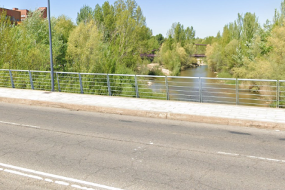 Puente en el que se encontraba en hombre a punto de arrojarse al vacío