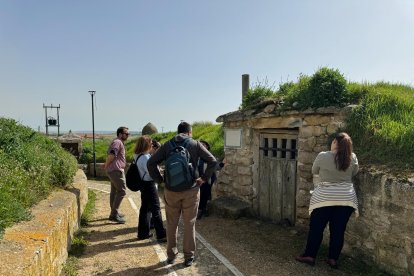 Visitantes en una de las bodegas de Mucientes.