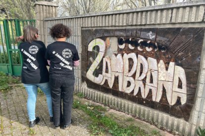 Dos educadoras sociales veteranas del centro de menores junto a una de las puertas