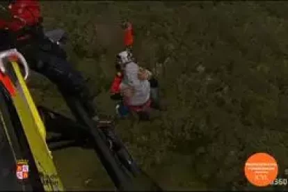 Momento en el que el herido es izado al helicóptero.