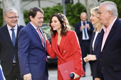 El presidente de la Junta de Castilla y León, Alfonso Fernández Mañueco, junto a su homóloga de la Comunidad de Madrid, Isabel Díaz Ayuso, asiste a la Sesión de la Comisión General de las Comunidades Autónomas en el Senado. ICAL