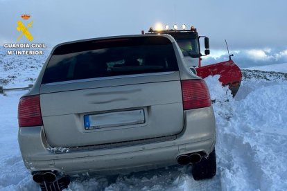 Coche atrapado por la nieve en la Laguna de los Peces (Zamora)