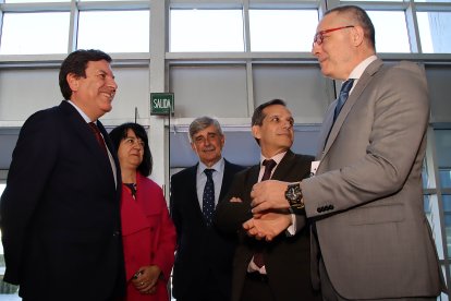 Carriedo, con el rector de la ULE, el director de Programas e Industria de la ESA, y Nuria Hernández, técnico de Transferencia de Tecnología de la Agencia Espacial Europea (ESA)