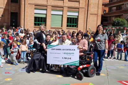 El director ejecutivo de Aspaym, la directora del CEIP Isabel la Católica, y Rut Carpintero, durante la entrega de un cheque de 1.700 euros a Aspaym