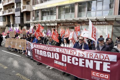 La plantilla del Centro Estrada de León se concentra ante la sede de Indra (Polígono X) y se trasladan ante la sede de la Federación Leonesa de Empresarios