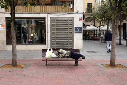 Indigente en una plaza pública.