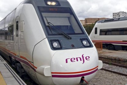 Un tren aguarda en el andén de la estación de Soria