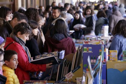 Un total de 24 librerías y una editorial salmantinas celebran el Día del Libro en la Plaza Mayor de Salamanca.