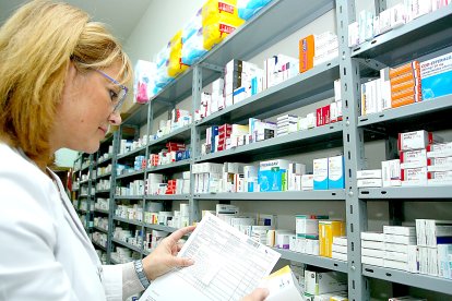 Una farmacéutica prepara un pedido en un establecimiento de Villafranca del Bierzo, en una foto de archivo.