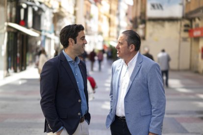 Javier Díez y Jaime Curiel, comerciantes de Valladolid en la calle Mantería