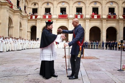 El alcalde José Antonio Diez, el obispo de León, Luis Ángel de las Heras y el Consejero de Medio Ambiente, Vivienda y Ordenación del Territorio, Juan Carlos Suárez-Quiñones asisten a la ceremonia de Las Cabezadas, que enfrenta dialécticamente al Ayuntamiento de León y al Cabildo de San Isidoro