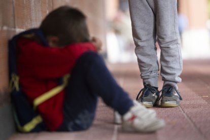 Un niño sentado en el suelo.