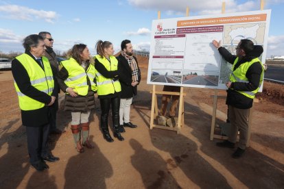 La consejera de Movilidad y Transformación Digital, María González Corral, visita las obras que se están llevando a cabo en la carretera LE-413 a la altura de Villadangos del Páramo. Junto a ella, el alcalde del municipio, Alejandro Barrera y la delegada territorial de la Junta en León, Ester Muñoz, entre otras autoridades