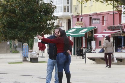 Turistas tomándose una foto en el centro de Burgos