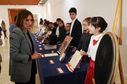 La consejera de Educación, Rocío Lucas, conversa con Ayelen Cristóbal, ganadora del premio del concurso ‘¿Qué es un rey para ti?’.ICAL