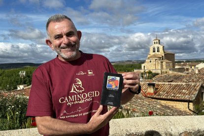 El maestro jubilado Vidal Lamata, en la villa cidiana de San Esteban de Gormaz, en Soria.