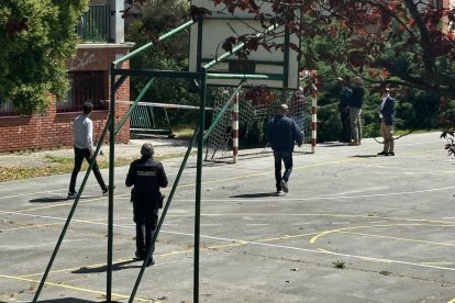 Presencia de policía tras el colapso de la escalera.