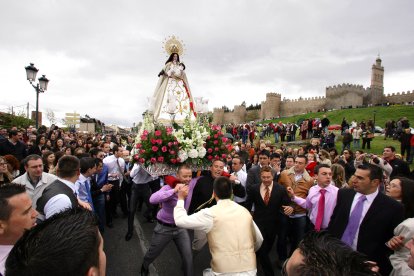 Los mozos del Patronato de la Virgen de las Vacas procesionan, a ritmo de pasodoble, a la Virgen del mismo nombre en la Ronda Vieja de Ávila