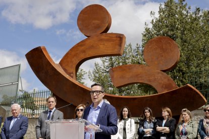 El rector de la Universidad de Salamanca, Juan Manuel Corcado, y el alcalde de la ciudad, Carlos García Carbayo, participan en la inauguración de la escultura 'Cuidar la Vida'