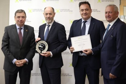 El ministro de Agricultura, Pesca y Alimentación, Luis Planas entrega el premio cooperativa del año al presidente de ACOR, Jesús Posadas.