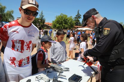 Exhibición de la Policía Nacional ante los niños y niñas de la Escuela 100x100 Deporte