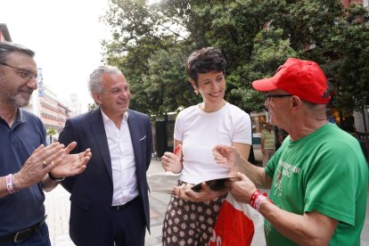 La ministra de Inclusión, Seguridad Social y Migraciones, Elma Saiz, visita a la Caseta Electoral del PSOE Valladolid