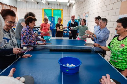 Enfermos de Alzheimer entrenan con el club de Tenis de Mesa CTM Soria.