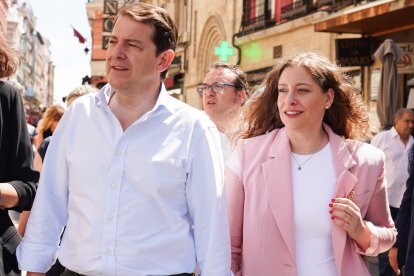 Alfonso Fernández Mañueco y Ester Muñoz este miércoles en León.