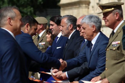 El alcalde de León, José Antonio Diez, preside el nombramiento con el presidente de las Cortes Autonómicas, Carlos Pollán, y el consejero de Medio Ambiente, Vivienda y Ordenación del Territorio, Juan Carlos Suárez-Quiñones