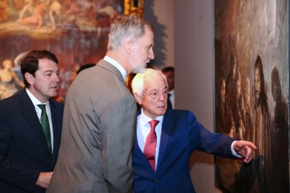 El rey Felipe VI y el presidente de la Junta, Alfonso Fernández Mañueco, inauguran la XXVII edición de Las Edades del Hombre, con sede compartida entre Villafranca del Bierzo y Santiago de Compostela. En la imagen en la Puerta del Perdón de la iglesia de Santiago de Villafranca del Bierzo