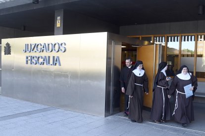 Varias de las clarisas de Belorado junto con su portavoz, José Ceacero, en los juzgados de Burgos