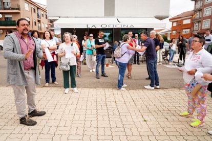 Varias decenas de vecinos de Villaquilambre denuncian la apertura del Centro de Atención al Migrante.