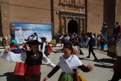 La Diputación de Zamora celebra el Día de la Provincia en la localidad de Fuentelapeña y entrega los XI Premios 'Tierras de Zamora'.