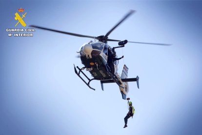 La Guardia Civil rescata a dos montañeros en el Pico Pan de Azúcar de la Sierra de Gredos.