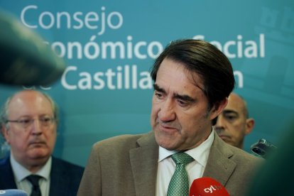 El consejero Juan Carlos Suárez-Quiñones con el presidente del CES, Enrique Cabero, en segundo plano.