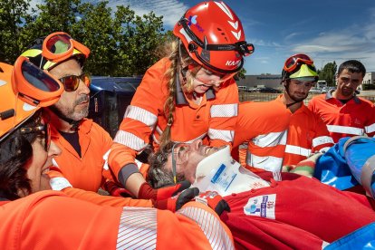 Profesionales de emergencias reciben formación sobre rescates en accidentes de tráfico en Ciudad Rodrigo (Salamanca).