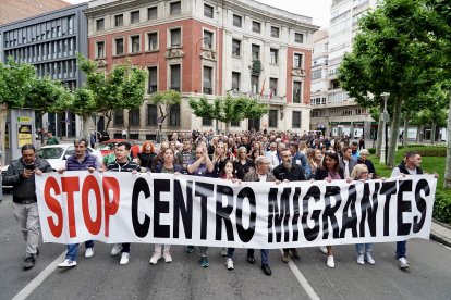 Concentración frente a la subdelegación del Gobierno por la apertura del Centro de Atención a Inmigrantes en Villarrodrigo de las Regueras (León)