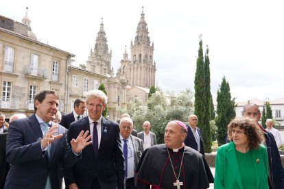 Inauguración de la exposición ''Hospitalitas'' de Las Edades del Hombre en Santiago de Compostela. Participan los presidentes de la Junta de Castilla y León y la Xunta de Galicia, Alfonso Fernández Mañueco y Alfonso Rueda; el arzobispo de Burgos, en representación de la Fundación, Mario Iceta; el arzobispo de Santiago, Francisco José Prieto.