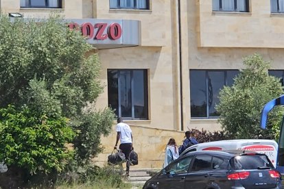 Llegada de los primeros migrantes al hotel Pozo de Villaquilambre en León.