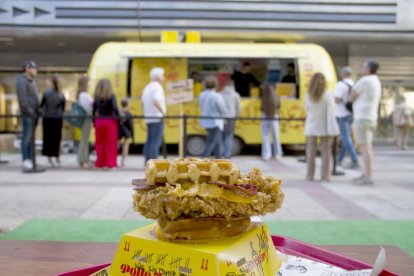 El foodtruck de Dabiz Muñoz en la puerta de El Corte Inglés. PATRICIA ZALAMA