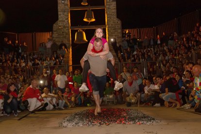 Tradicional Paso del Fuego en San Pedro Manrique.