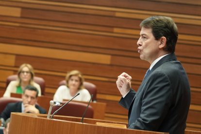 El presidente de la Junta, Alfonso Fernández Mañueco, durante el debate