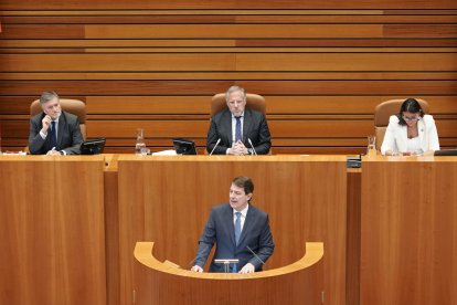 El presidente de la Junta de Castilla y León, Alfonso Fernández Mañueco, en el debate de política general