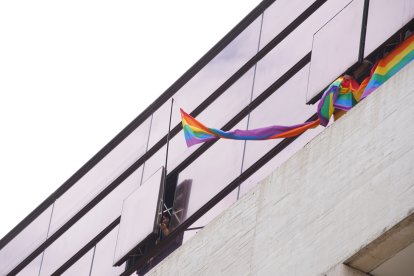 Bandera arcoiris en las ventanas de los despachos del PSOE en las Cortes de Castilla y León