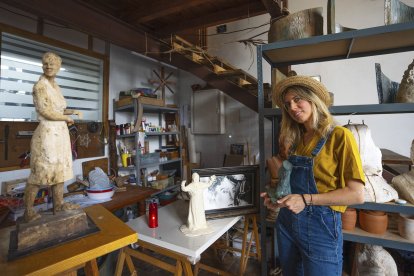 Irene García-Inés, junto a algunas de sus obras en un espacio del albergue Ave Fénix.